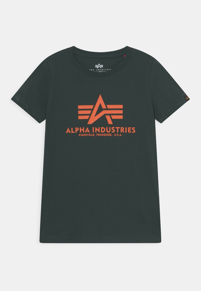 Juoda medvilnės marškinėliai su oranžiniu grafiniu logotipu ir tekstu, apvaliu kaklu, trumpomis rankovėmis ir tiesia apatine dalimi.