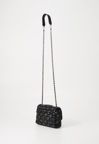 Borsa a tracolla nera con paillettes, di forma rettangolare, caratterizzata da una superficie testurizzata, una maniglia corta nera e una lunga tracolla a catena.