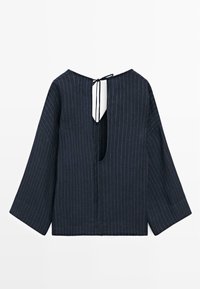 Tmavě modrá halenka s dlouhým rukávem s tenkými bílými vertikálními proužky a hlubokým výstřihem do V na zádech, uvázaná tenkými šňůrkami u výstřihu.