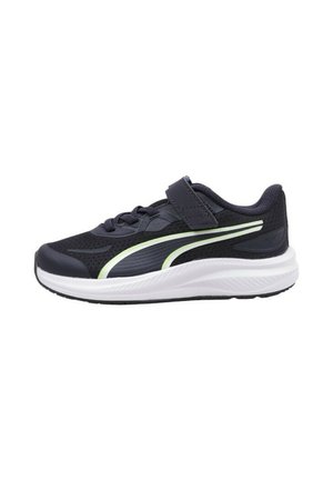 Baskets noires de sport avec une tige en mesh respirant, bande d'accent verte, sangle velcro et semelle blanche, présentant un design texturé pour une meilleure adhérence.