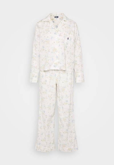 Conjunto de pijama floral con manga larga y pantalones. Fondo blanco con flores azules y amarillas. Fabricado en tela suave; tiene cierre de botones.