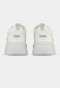 Λευκά chunky sneakers με παχιά σόλα, κατασκευασμένα από λείο υλικό που μοιάζει με δέρμα και διακριτικές λεπτομέρειες λογότυπου σε γκρι στο πίσω μέρος.