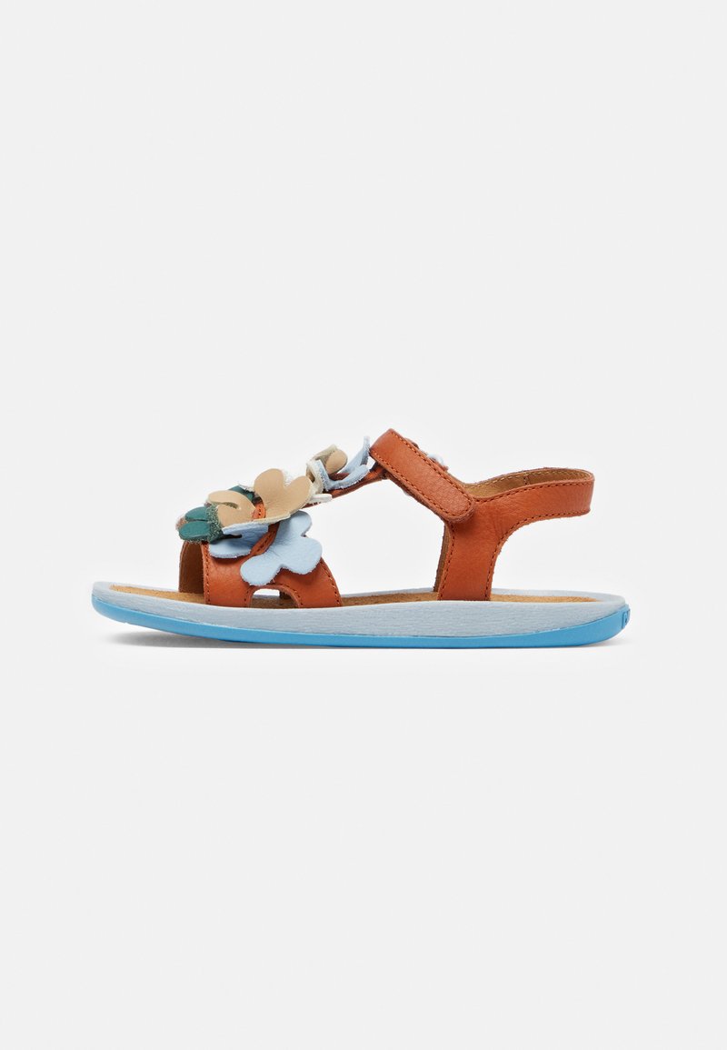 Sandalia de cuero marrón con suela azul, con un diseño floral en beige, azul y verde, de punta abierta y con correa ajustable.
