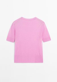 Kortærmet T-shirt i lys pink bomuld, med rund halsudskæring og ribbede manchetter, karakteriseret ved en glat tekstur og rent design.