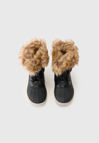 Stivali impermeabili neri con parte inferiore in gomma testurizzata, polsini rivestiti in pelliccia e lacci regolabili per una vestibilità sicura. Sole piatto e rifiniture cucite.