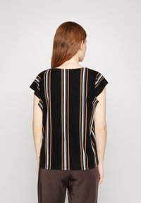 Top de manga corta negro con rayas verticales en naranja, azul y gris. Tejido texturizado con un corte holgado y cuello redondo.