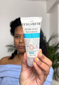 Curlsmith Hydro Style Flexi Jelly in een knijpfles, wit met blauwe accenten. Bevat ingrediënten voor krullend haar, 2 fl oz, veganistisch.