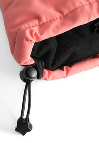 Korallfärgad tygpåse med en fluffig svart insida. Har en svart snörning med en stjärnformad lås för säker stängning.