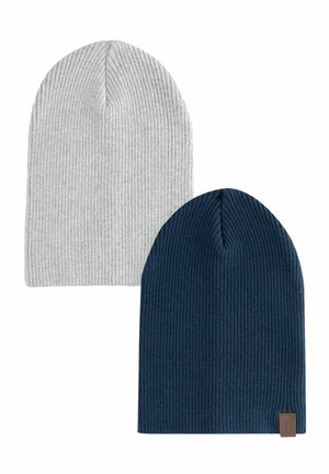 Deux bonnets en tricot côtelé : un gris et un bleu foncé. Tous deux ont un sommet arrondi et un design texturé, avec une petite étiquette marron sur le bonnet bleu.