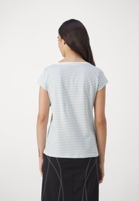 Mads Nørgaard STRIPE TEASY TEE - Majica kratkih rukava s printom - brilliant white/jadeite