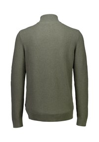 Maglione a maniche lunghe verde oliva in tessuto knit con colletto alto, mostrato da dietro su uno sfondo bianco.