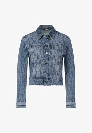 Jeansowa kurtka w niebieskim kolorze z subtelną wzorzystą fakturą, z zatrzaskami, dwoma przednimi kieszeniami i skróconą długością.