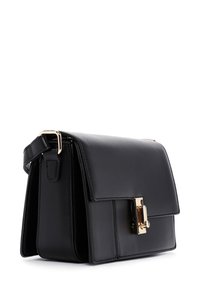 Borsa a mano in pelle nera con un design strutturato, chiusura in metallo dorato e tracolla staccabile. Presenta una texture liscia e una forma rettangolare.