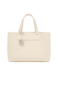 Sac fourre-tout en simili cuir beige avec motif logo embossé, deux poignées et accent en métal argenté. Forme rectangulaire structurée, texture lisse.