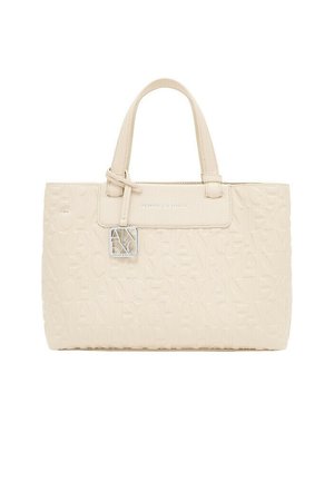 Sac fourre-tout en simili cuir beige avec motif logo embossé, deux poignées et accent en métal argenté. Forme rectangulaire structurée, texture lisse.