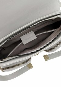 Bolso de mano de cuero gris con un exterior texturizado, compartimentos con cremallera, acentos de hardware en dorado y un suave forro interior.