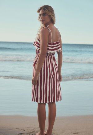 Next, REGULAR FIT-BANDEAU FRILL - Vestito di maglina - red