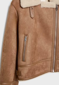 Brun mockaskinnsjacka med beige shearlingskrage, silverdragkedja fram och i fickor, samt detaljer i läder.