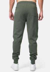 Lonsdale NORMALE PASSFORM ERIBOLL - Treniņtērpa apakšdaļas - green white