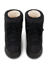 Czarne zimowe buty z wyściełanym sztucznym materiałem, pikowanym wzorem, zaokrąglonym noskiem i miękką podszewką wewnętrzną. Posiadają sznurowadła i elastyczne mankiety.