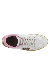Vit sneaker med en texturerad läderöverdel, mockadetaljer, rosa krage och ett leopardmönster. Har beige snören och en gummisula.