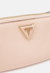 Guess LATONA MINI SET - Skuldertasker - light peach