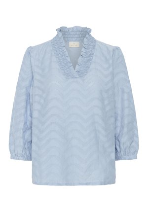 Vaaleansininen paita, jossa on röyhelöillä varustettu V-pääntie, pitkät pallosetetut hihat, strukturoidusta kankaasta valmistettu, jossa on sahalaitakuvio, sekä elastiset hihansuut.