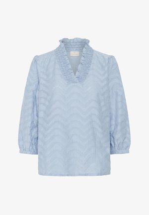 Heled sinine pluus, millel on ruffle’dega V-kaelus, pikad balloonvarrukad, tekstureeritud kangas, millel on sakiline muster, ja kummist mansetid.