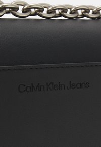 Calvin Klein Jeans SCULPTED FLAP  - Bandolera - black