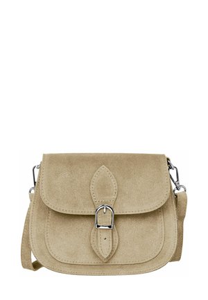 Beige Wildleder Umhängetasche mit Klappenverschluss, silberner Hardware und einem dekorativen blattförmigen Akzent in der Mitte. Verstellbarer Trageriemen enthalten.