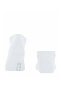 Witte enkelsokken van gestructureerde stof, met een glad ontwerp en subtiele logodetails nabij de boord van één sok.