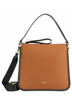 Borsa in pelle con corpo marrone e dettagli neri. Presenta una tracolla rimovibile e un dettaglio con logo dorato nella parte inferiore. Texture liscia.