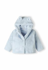 Šviesiai mėlyna pūkuota striukė su kapišonu, kuris turi lokio ausis, priekiniai snapeliai ir trumpi rankovės. Minkšta tekstūra su lygiu vidiniu pamušalu.