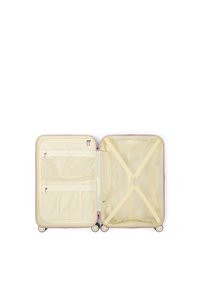 Ritssluiter koffer met een roze buitenkant, opent naar een crèmekleurig interieur met ritszakken en elastische banden voor veilige verpakking.