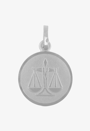 Silberanhänger mit einem kreisförmigen Design, das erhabene Waagschalen und eine zentrale Figur zeigt. Glatte Oberfläche, polierte Ausführung.