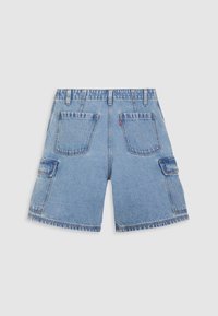 Shorts de mezclilla de color azul claro con bolsillos traseros de parche, bolsillos laterales tipo cargo, trabillas para cinturón y costuras visibles sobre un fondo liso.