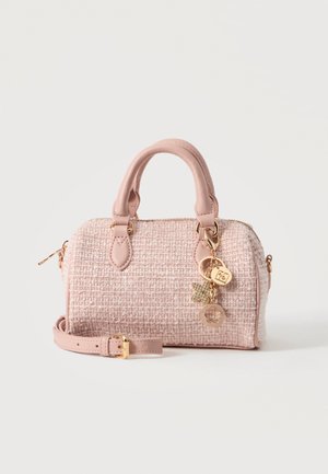 Petit sac à main rose en tweed avec des poignées arrondies, une bandoulière détachable, une fermeture éclair dorée et trois charms décoratifs dorés à l'avant.