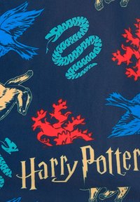 Der Harry-Potter-Stoff zeigt lebendige Illustrationen eines Vogels, einer Schlange, eines Pferdes und eines Drachen in Blau, Rot und Grün auf einem dunkelblauen Hintergrund.