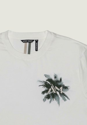 Wit T-shirt met ronde hals en groene palmbladprint en "AM"-logo op de borst, gelabeld met "Antony Morato" en voorzien van een medium regular fit-label.
