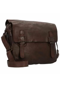 Bolso mensajero de cuero marrón con solapa, dos cierres de hebilla y una correa para el hombro ajustable. Superficie texturizada con un acabado mate.