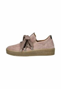Baskets en velours rose avec un bout arrondi, des lacets larges et une semelle en caoutchouc texturée. Présente des détails contrastants au talon et sur les côtés.