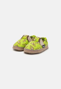 Gröna tyg slip-on skor med ett apmönster, bruna detaljer och texturerade jute-sulor. Elastiska band för enkel av- och påtagning.