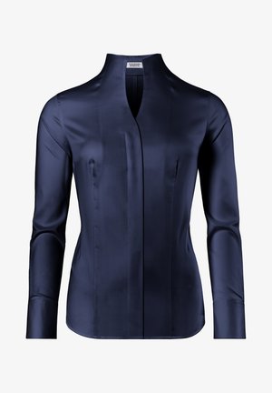 Chemise en satin bleu marine avec un décolleté, des manches longues et des plis sur le devant. Texture lisse avec une coupe structurée. Design simple et élégant.