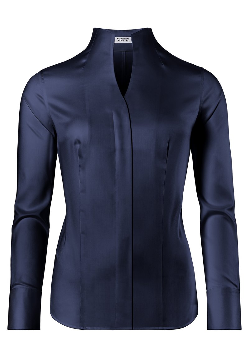 Donkerblauwe satijnen blouse met een halslijn, lange mouwen en plooien aan de voorkant. Gladde textuur met een gestructureerde pasvorm. Eenvoudig, elegant ontwerp.