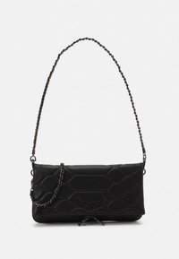 Zwarte gewatteerde handtas met zeshoekig patroon, voorzien van een kettingriem en een geperst vleugelmotief. Gladde textuur met ritssluiting.