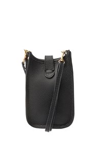 Bolso de hombro de cuero negro con superficie texturizada, cierre con solapa y herrajes en tono dorado. Correa ajustable y forma suave y redondeada.