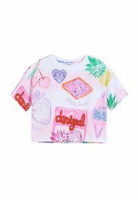 Kortärmad crop top i vit tyg med färgglada frukter och grafiska tryck. Texten inkluderar "desigual" och andra lekfulla mönster.