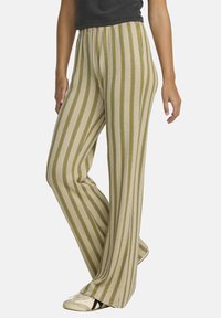 Pantaloni a gamba larga a righe beige con linee verticali verdi e blu. Presentano una vita elastica e un tessuto morbido e strutturato.