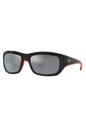 Occhiali da sole neri con finitura lucida, lenti grigie e dettagli rossi sulle tempie. Presentano un logo Ferrari sul lato. Forma rettangolare.