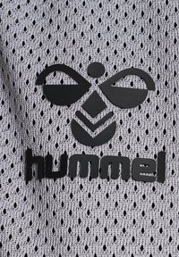 Grå nätväv med en svart "hummel"-logotyp och en stiliserad bi-design, med perforerad textur och en slät finish.